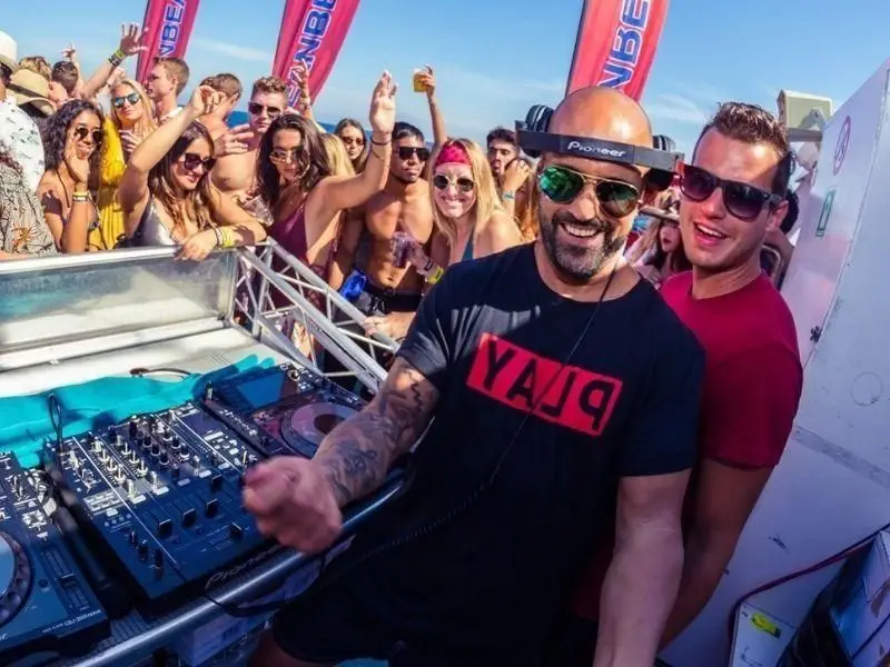 Oceanbeat Ibiza Boat Party Day Ticket mit DJ und Crowd